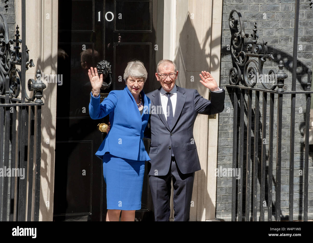 Theresa May und Philip kann Welle vor der Presse, wie sie in der Downing Street zu verlassen. Theresa May hat offiziell als der britische Premierminister zurückgetreten. britischen konservativen Politiker Boris Johnson hat der neue Ministerpräsident geworden, nachdem Theresa's kann Rücktritt der Königin. Stockfoto