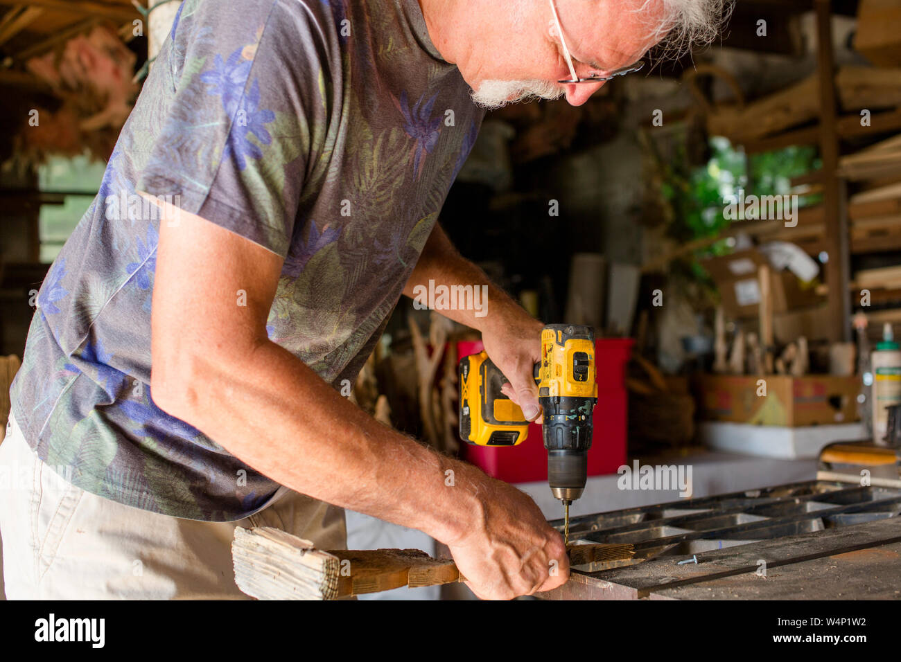 Nahaufnahme einer Holzarbeiten bohren Holz an Workbench Stockfoto