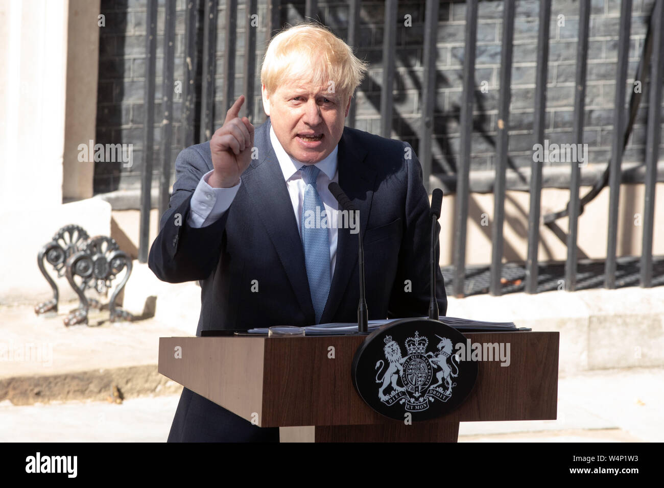 Der neue britische Premierminister Boris Johnson Adressen der nationalen und internationalen Medien in Downing Street. britischen konservativen Politiker Boris Johnson hat der neue Ministerpräsident nach Theresa's kann Rücktritt der Königin geworden. Stockfoto
