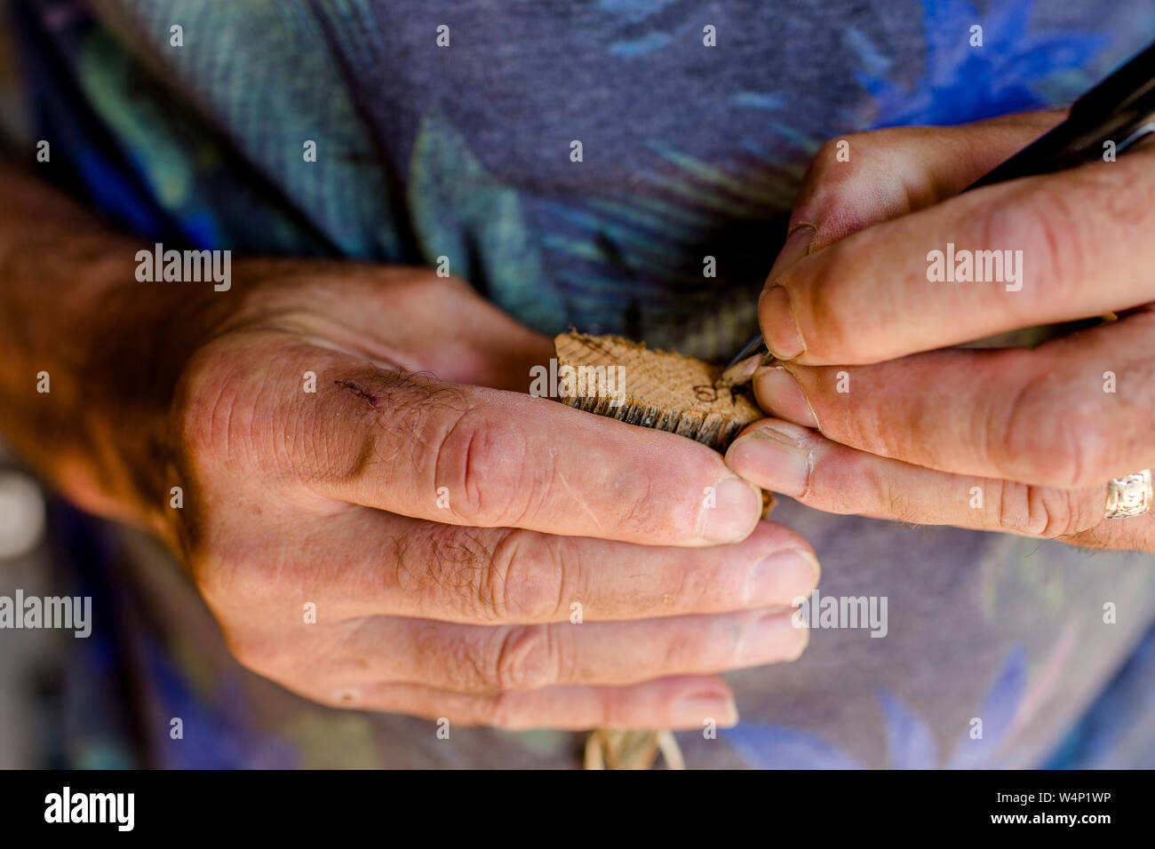 Close-up Artist's Hände sich um Autogramme auf fertiges Projekt Stockfoto