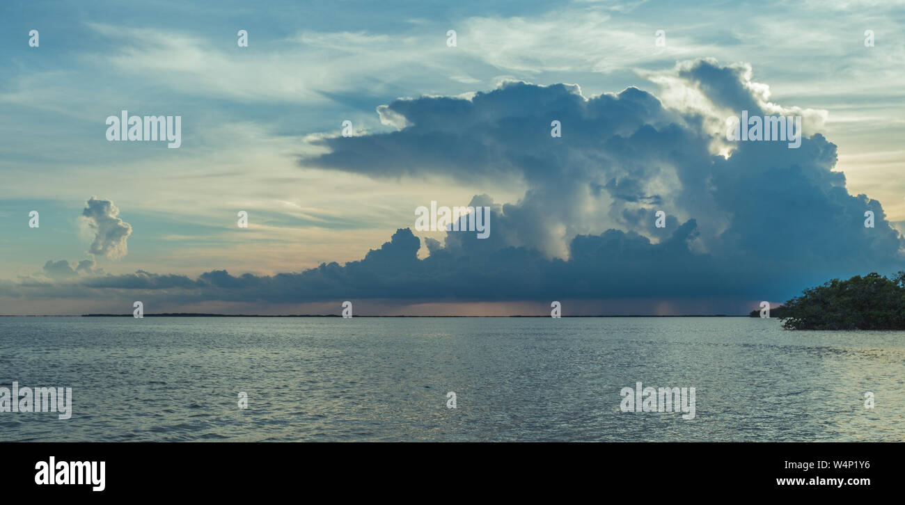 Overseas Highway nach Key West, Florida Keys, Florida, USA - 15. Juli 2018: die Sturmwolken über die Florida Keys bei Sonnenuntergang Stockfoto