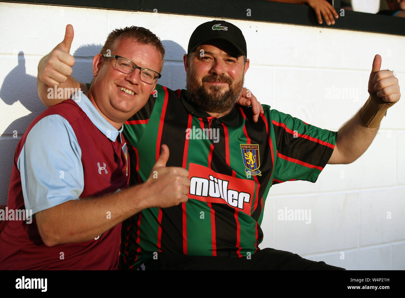 Aston Villa Fans zeigen ihre Unterstützung während der Vorsaison Freundschaftsspiel am Ufer des Stadion, Walsall. Stockfoto