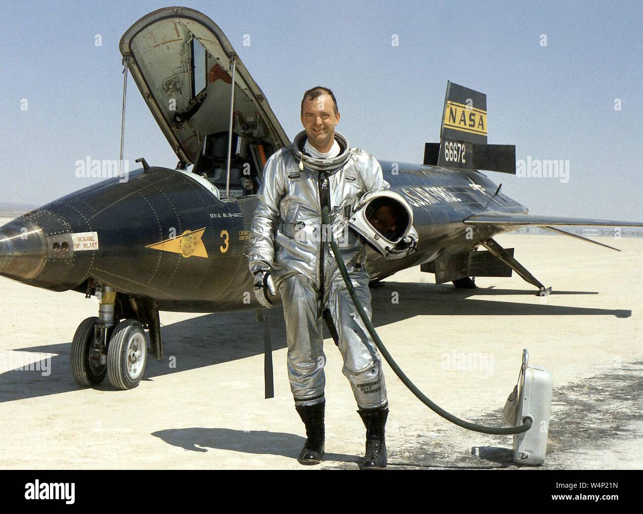Die NASA Forschung pilot Bill Dana posiert vor der hypersonic X-15 Flugzeuge, 24. Oktober 1967. Mit freundlicher Genehmigung der Nationalen Luft- und Raumfahrtbehörde (NASA). () Stockfoto