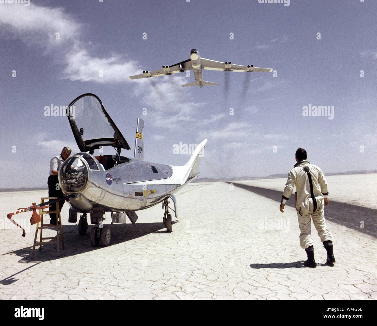 Die NASA Forschung pilot Bill Dana Uhren NB-52B Kreuzfahrt Overhead nach einer Forschung Flug in der HL-10, und John Reeves stand neben dem Cockpit des Flugzeugs, Dryden Flight Research Center, Edwards, Kalifornien, 20. Mai 1969. Mit freundlicher Genehmigung der Nationalen Luft- und Raumfahrtbehörde (NASA). () Stockfoto