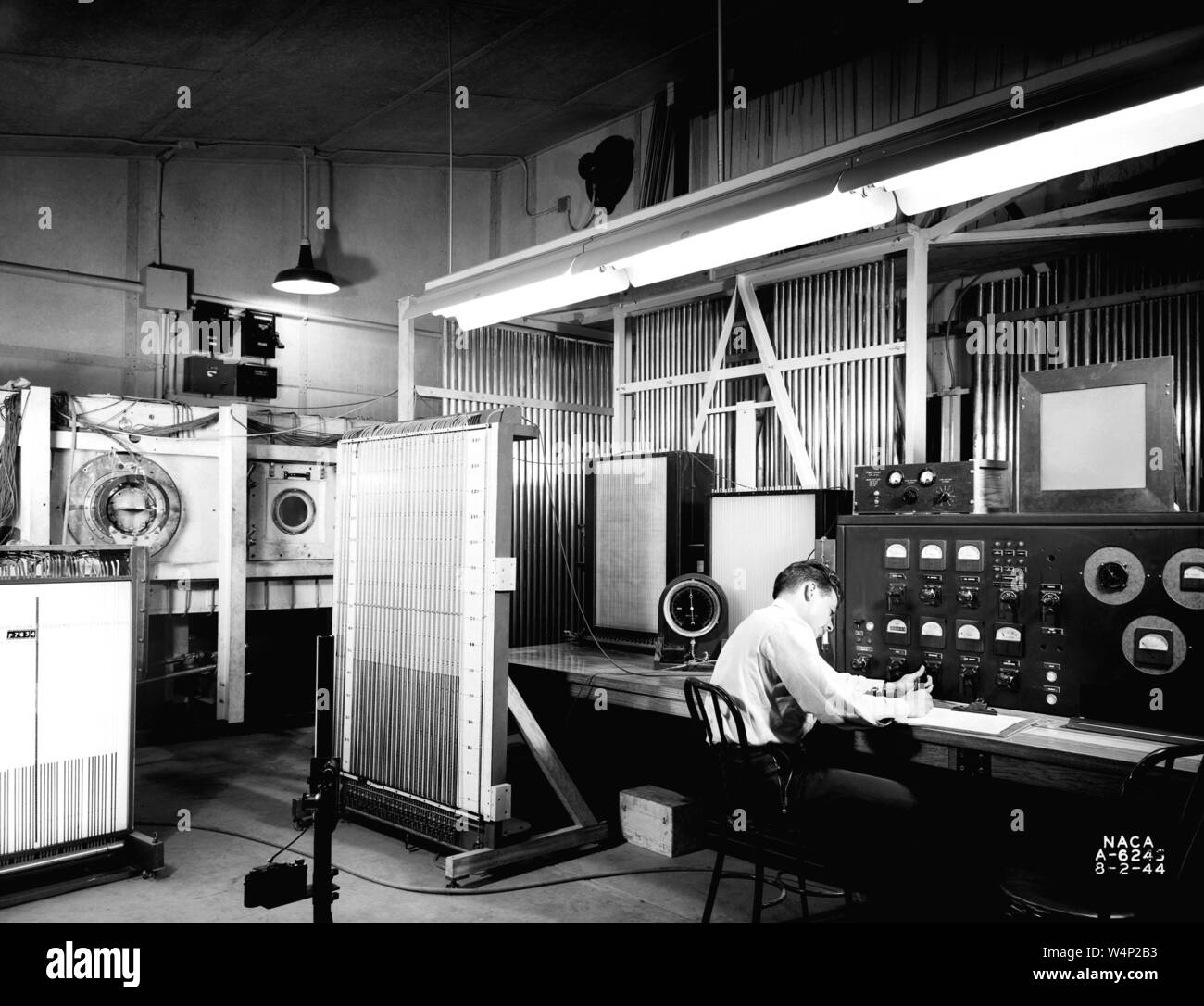 NASA-Ingenieur bei der 1 x 3,5 Fuß High-Speed Tunnel Test der Kammer am Ames Research Center, Mountain View, Kalifornien, 1944. Mit freundlicher Genehmigung der Nationalen Luft- und Raumfahrtbehörde (NASA). () Stockfoto