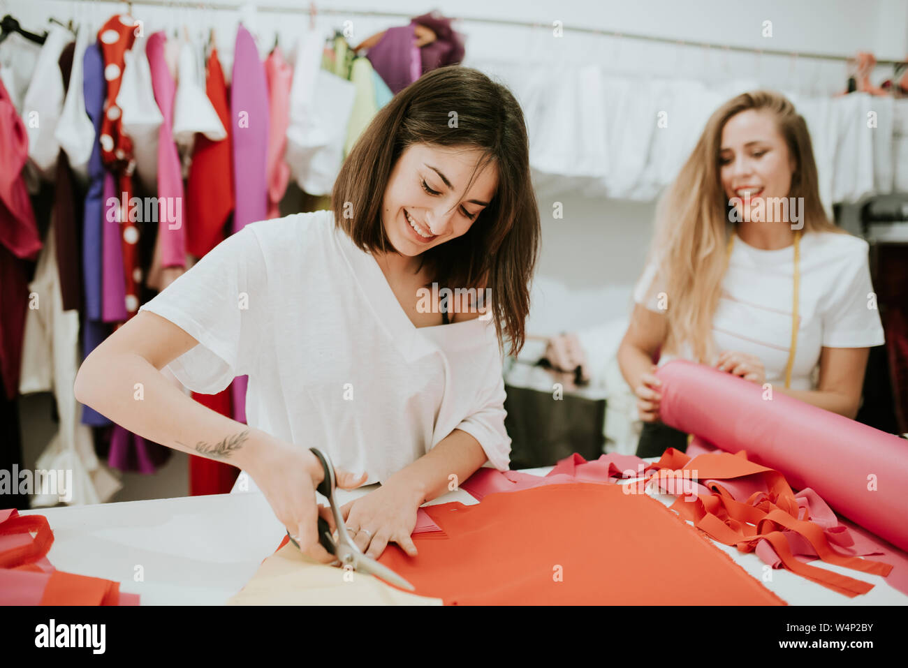 Junge Frauen arbeiten zusammen in einem Design Studio. Sie laught Stockfoto
