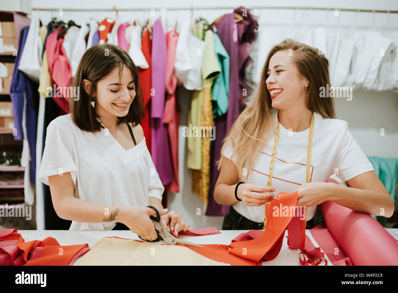 Zwei Frauen gemeinsam Spaß haben bei der Arbeit. Modedesigner Stockfoto