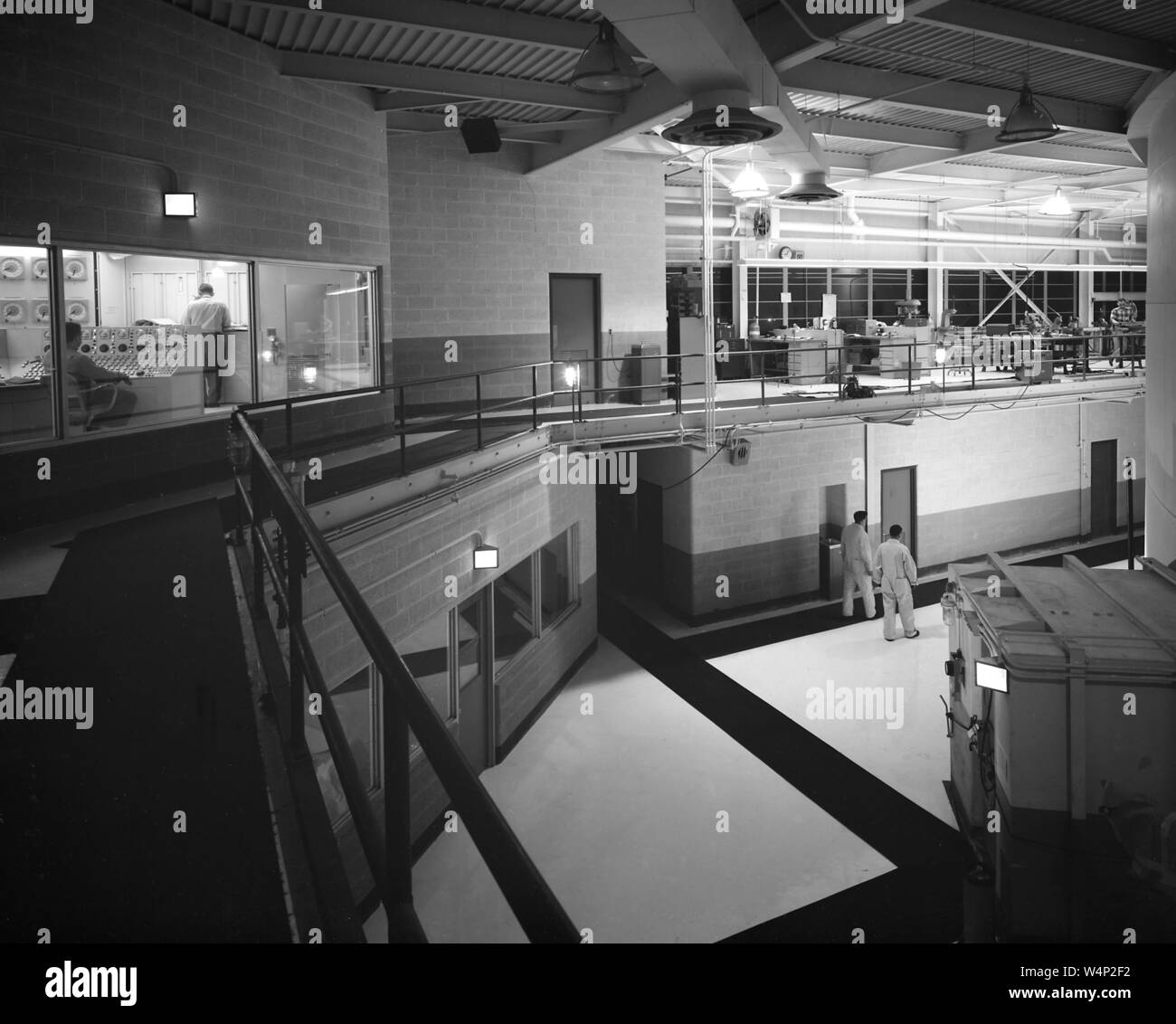 Bereich außerhalb des Schutzbehälters Airlock und den Reaktor steuern Zimmer auf der zweiten Etage, Pflaume Brook Station bei der NASA Glenn Research Center in Cleveland, Ohio, 1961. Mit freundlicher Genehmigung der Nationalen Luft- und Raumfahrtbehörde (NASA). () Stockfoto