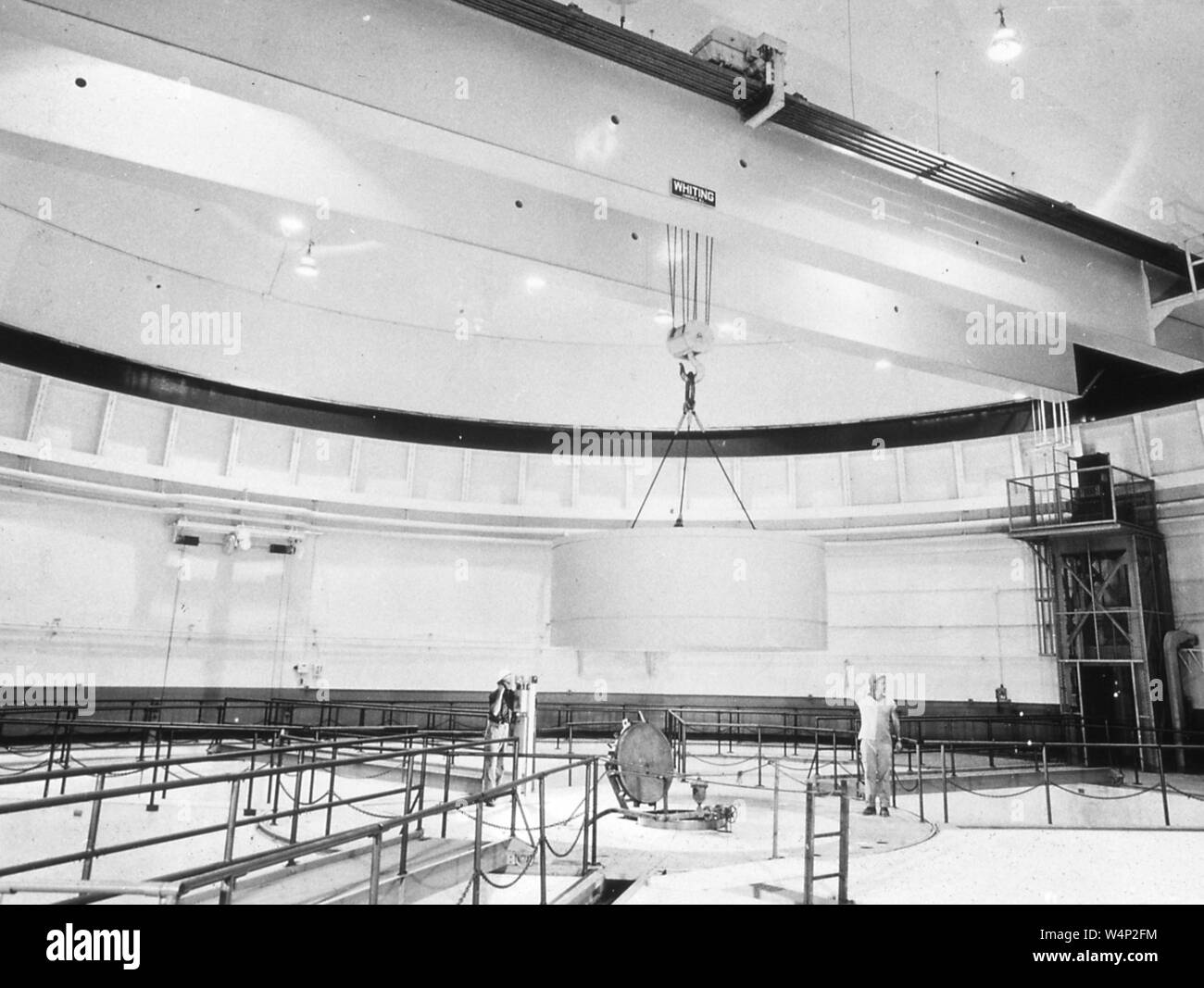 NASA-Ingenieure ein Kran die dritte schrapnell Schild über dem Behälter bei der NASA Glenn Research Center in Cleveland, Ohio, 1959 zu entfernen. Mit freundlicher Genehmigung der Nationalen Luft- und Raumfahrtbehörde (NASA). () Stockfoto