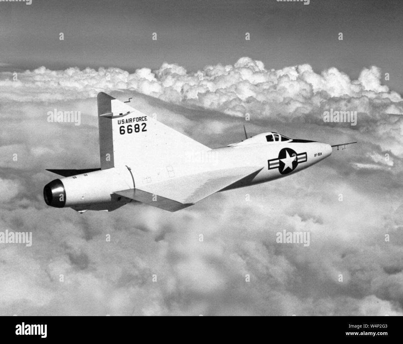 United States Air Force XF-92 ein Forschungsflugzeug in der Luft in der Nähe der Edwards Air Force Base, Kalifornien, 1953. Mit freundlicher Genehmigung der Nationalen Luft- und Raumfahrtbehörde (NASA). () Stockfoto