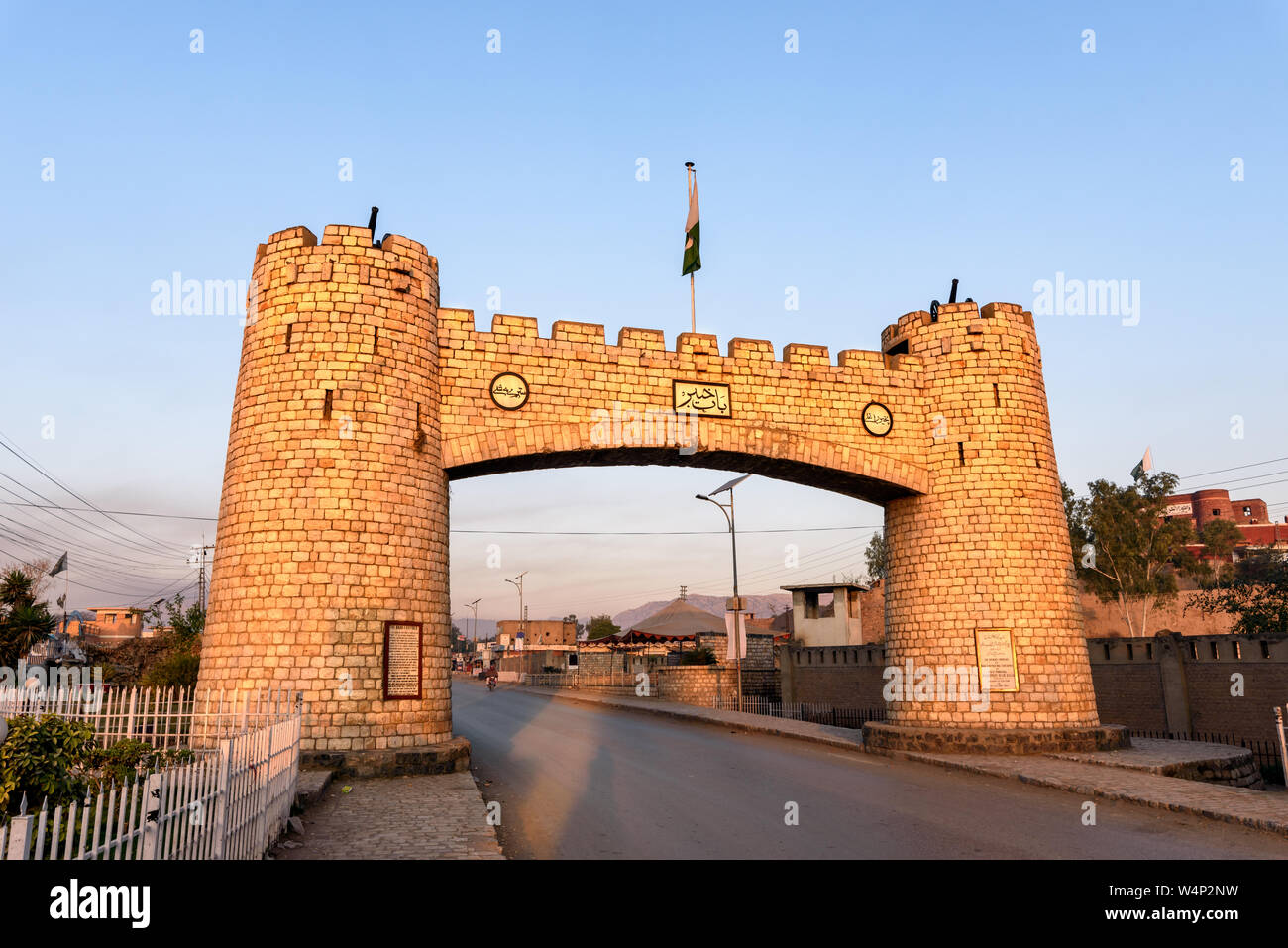 Bab-e-Khyber ist ein Denkmal, das am Eingang des Khyber Pass in der Föderal verwalteten Stammesgebieten Pakistans steht. Stockfoto