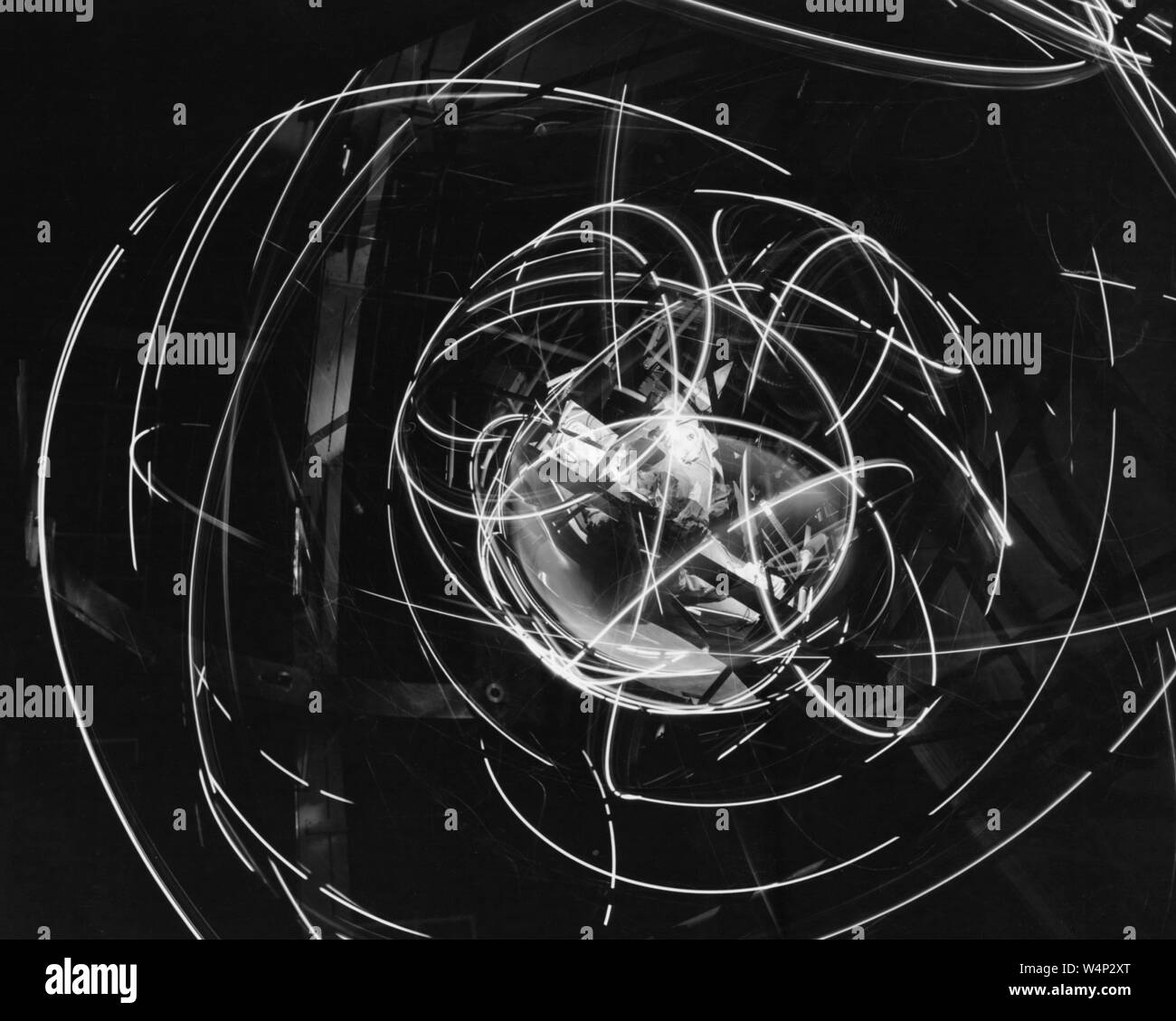 Mehrere Achse Space Test Trägheit Facility (Mastiff) in Bewegung, Höhe Windkanal am Lewis Research Center, Cleveland, Ohio, 16. Dezember 1959. Mit freundlicher Genehmigung der Nationalen Luft- und Raumfahrtbehörde (NASA). () Stockfoto