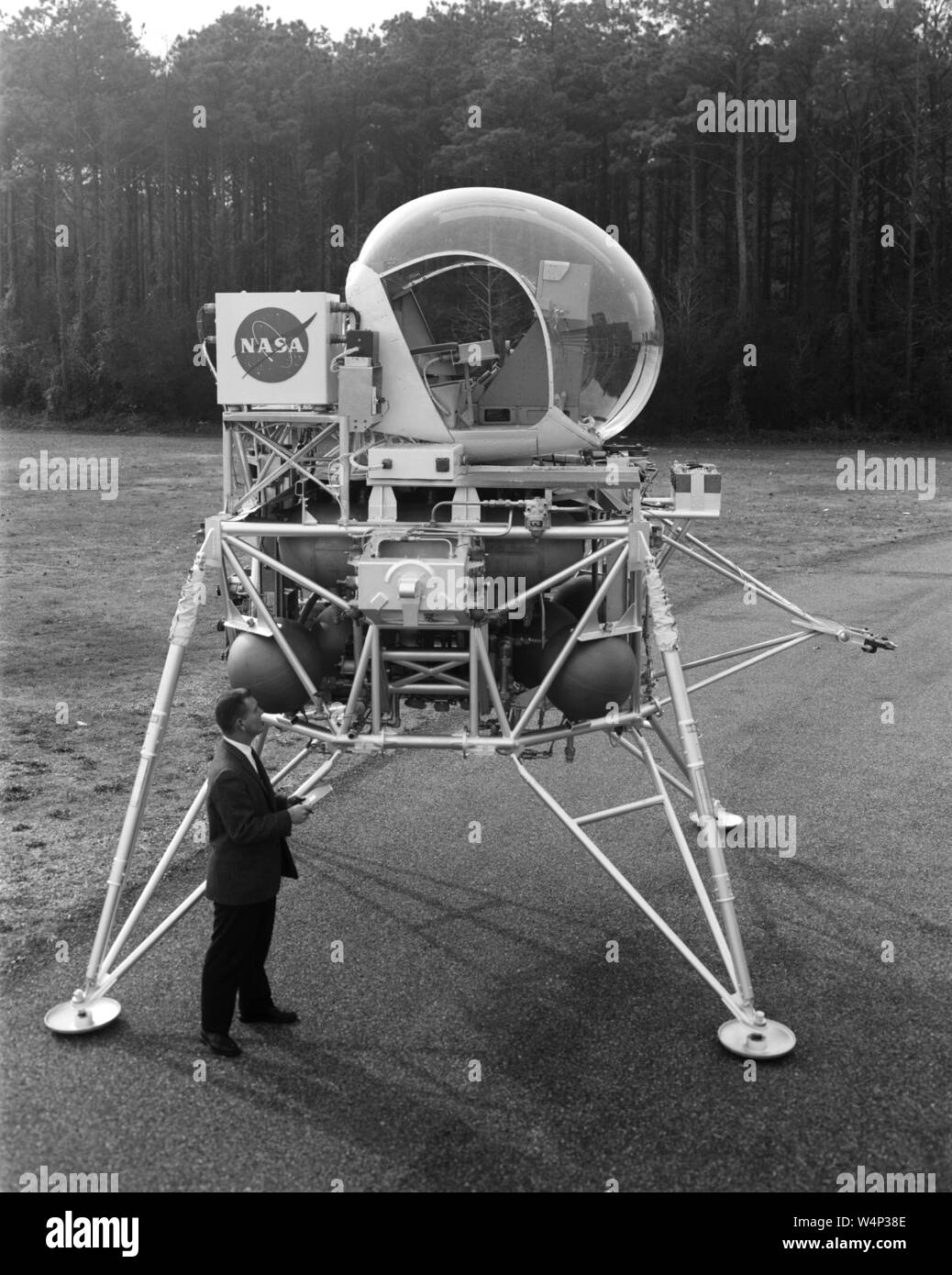 Ein NASA-Ingenieur testet die Mondlandung Fahrzeug im Langley Research Center, Hampton, Virginia, 5. Mai 1963. Mit freundlicher Genehmigung der Nationalen Luft- und Raumfahrtbehörde (NASA). () Stockfoto