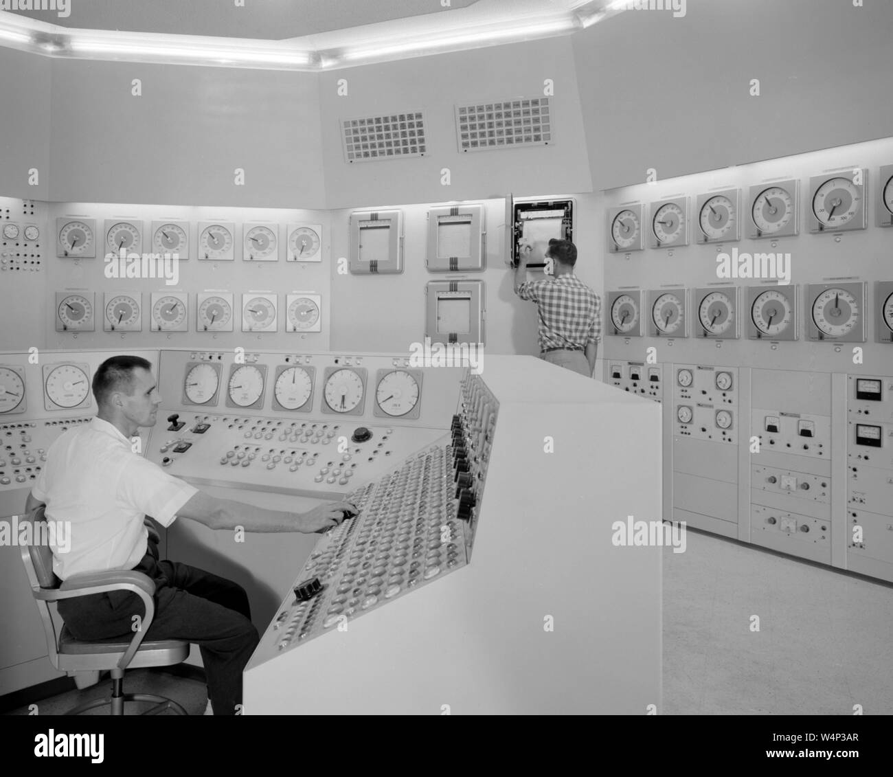 Bill Fecych und Don Johnson Arbeit im Reaktor Kontrollraum des Pflaume Brook Station, John H. Glenn Research Center bei Lewis Field, Cleveland, Ohio, 1959. Mit freundlicher Genehmigung der Nationalen Luft- und Raumfahrtbehörde (NASA). () Stockfoto
