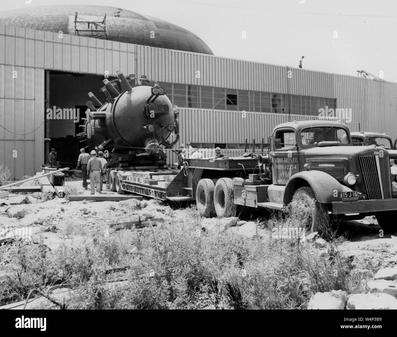 Ein Lkw liefert den Druck Behälter an der Pflaume Brook Station, John H Glenn Research Center bei Lewis Field, Cleveland, Ohio, 2003. Mit freundlicher Genehmigung der Nationalen Luft- und Raumfahrtbehörde (NASA). () Stockfoto