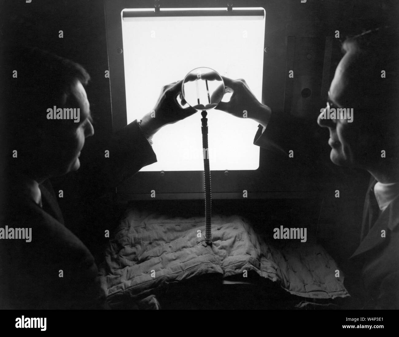 Hap Johnson und Brock Barkley Untersuchen von Proben aus einer experimentellen laufen in der Pflaume Bach Reaktor, Pflaume Brook Station, John H. Glenn Research Center bei Lewis Field, Cleveland, Ohio, 2004. Mit freundlicher Genehmigung der Nationalen Luft- und Raumfahrtbehörde (NASA). () Stockfoto