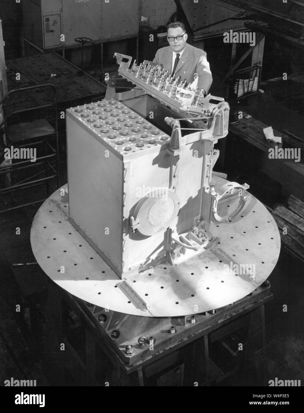 NASA-Techniker arbeitet auf der Pflaume Bach Reaktorkern, Pflaume Brook Station, John H. Glenn Research Center bei Lewis Field, Cleveland, Ohio, 2003. Mit freundlicher Genehmigung der Nationalen Luft- und Raumfahrtbehörde (NASA). () Stockfoto