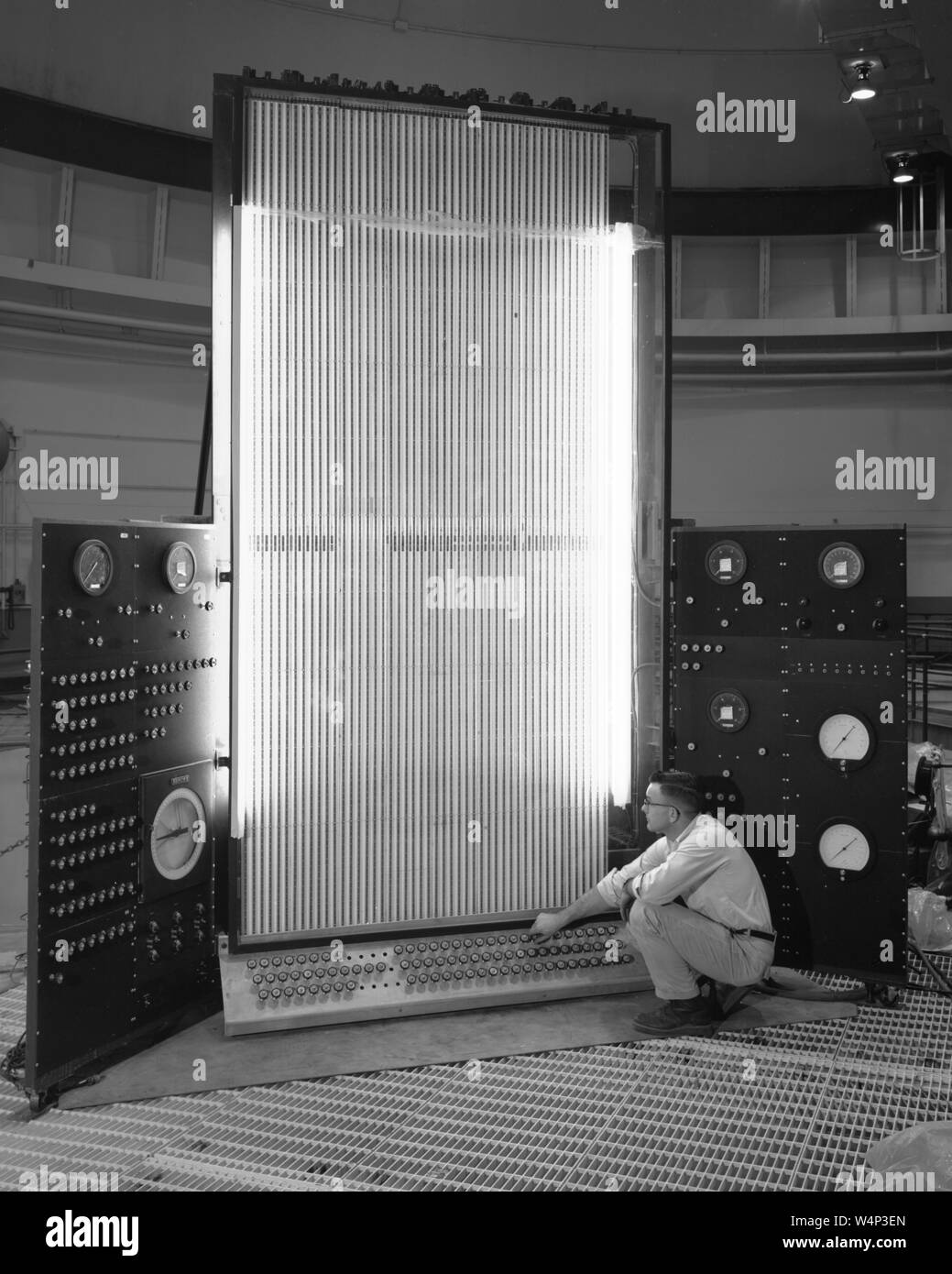 John Mieten stellt ein Instrument für die Prüfung der Hydraulik, 1960. Mit freundlicher Genehmigung der Nationalen Luft- und Raumfahrtbehörde (NASA). () Stockfoto