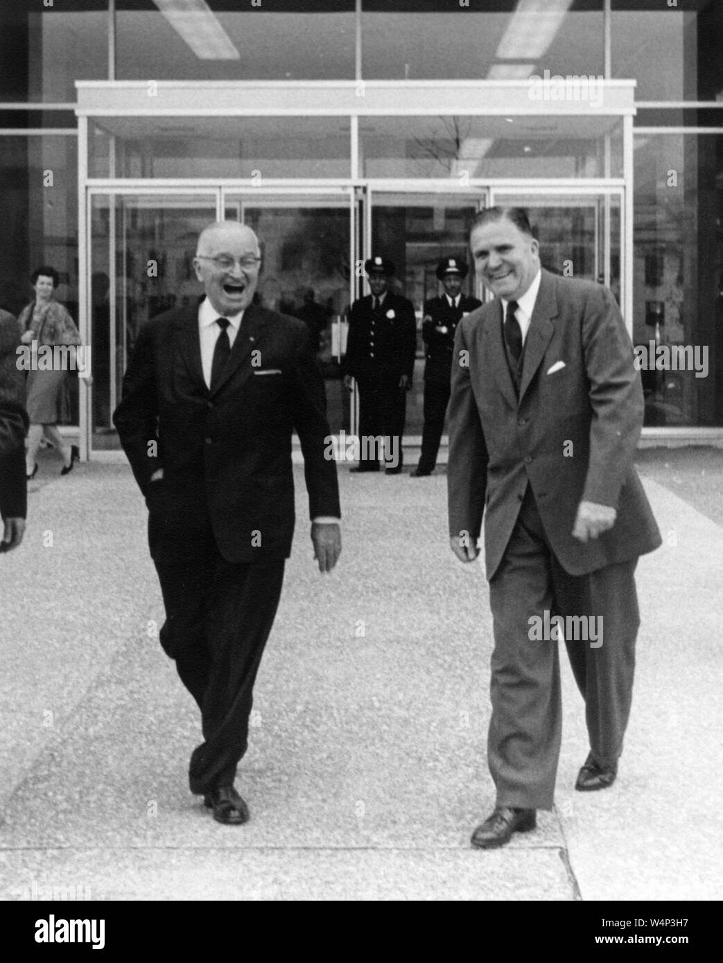 Präsident Harry S Truman und NASA-Administrator James E Webb Besuch der neu eröffneten NASA-Hauptquartier in Washington, District of Columbia, 3. November 1961. Mit freundlicher Genehmigung der Nationalen Luft- und Raumfahrtbehörde (NASA). () Stockfoto