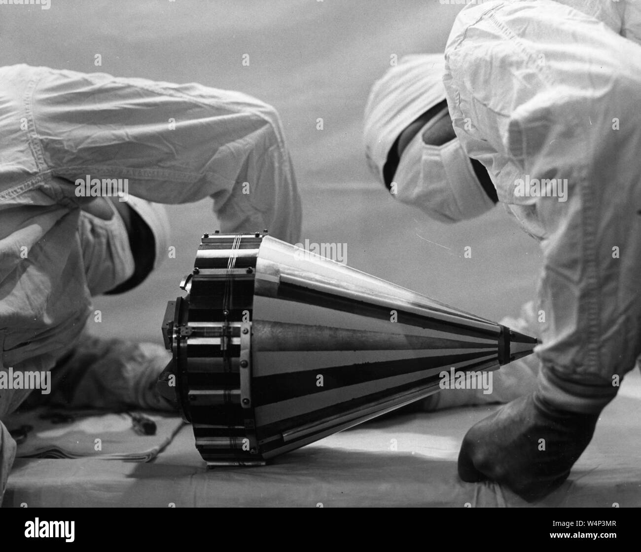 NASA-Technikern inspiziert das Pioneer III Sonde vor dem Versand zu Atlantic Missile Range, Cape Canaveral, Florida, 30. Oktober 1958. Mit freundlicher Genehmigung der Nationalen Luft- und Raumfahrtbehörde (NASA). () Stockfoto