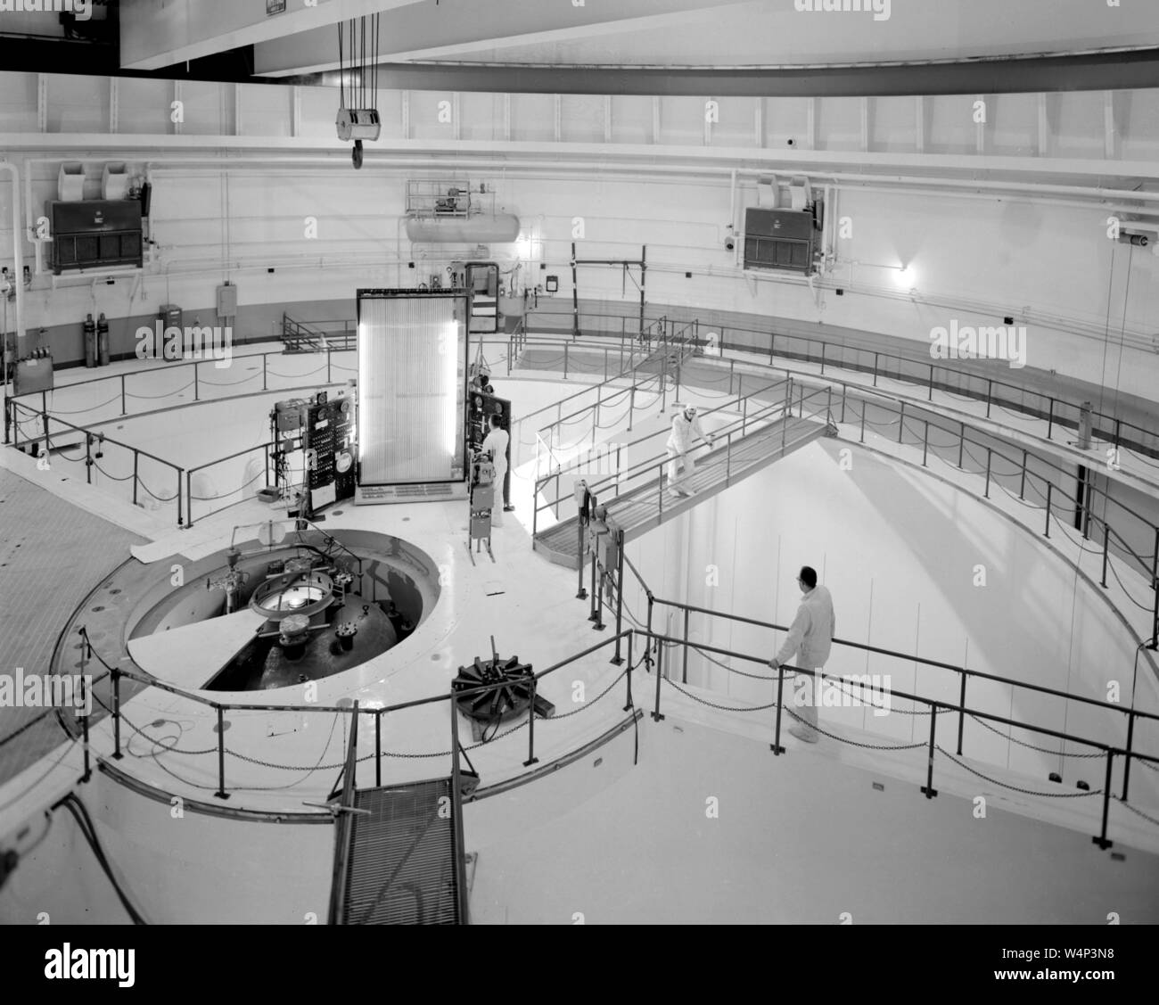 NASA-Ingenieure arbeiten an der Lily Pad Area auf einem Reaktor Druckbehälter, 1961. Mit freundlicher Genehmigung der Nationalen Luft- und Raumfahrtbehörde (NASA). () Stockfoto