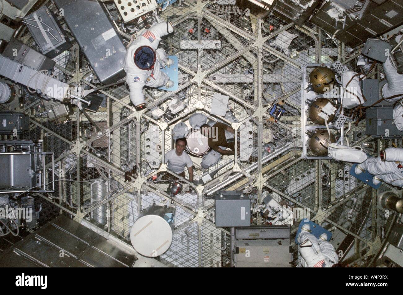 Astronauten Edward G Gibson und Gerald P Carr in der luftschleuse Modul des Skylab Orbital Workshop, 1974. Mit freundlicher Genehmigung der Nationalen Luft- und Raumfahrtbehörde (NASA). () Stockfoto