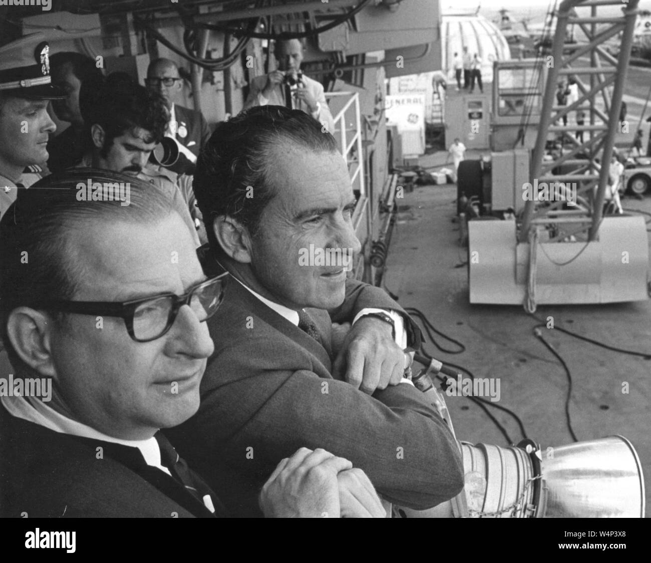 Präsident Richard M Nixon und NASA-Administrator Dr. Thomas O Paine watch Apollo 11 Astronauten zu Fuß von der Recovery Hubschrauber zum Mobile Quarantäneeinrichtung an Bord der USS Hornet, 24. Juli 1969. Mit freundlicher Genehmigung der Nationalen Luft- und Raumfahrtbehörde (NASA). () Stockfoto
