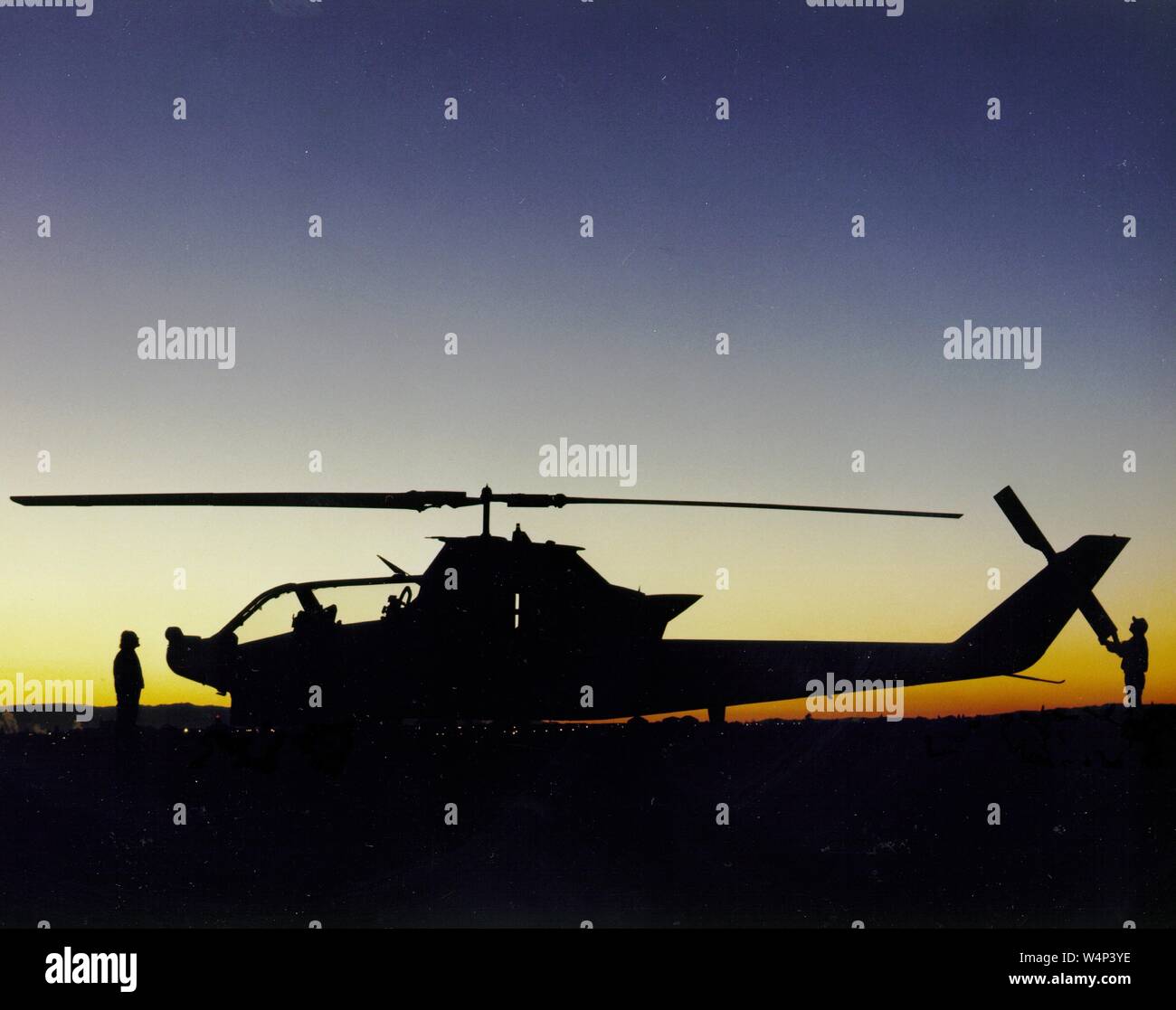 TH-1S Cobra Helikopter bei Sonnenaufgang auf der Rampe am NASA Ames Research Center, Moffett Field, Kalifornien, Dezember, 1989. Mit freundlicher Genehmigung der Nationalen Luft- und Raumfahrtbehörde (NASA). () Stockfoto