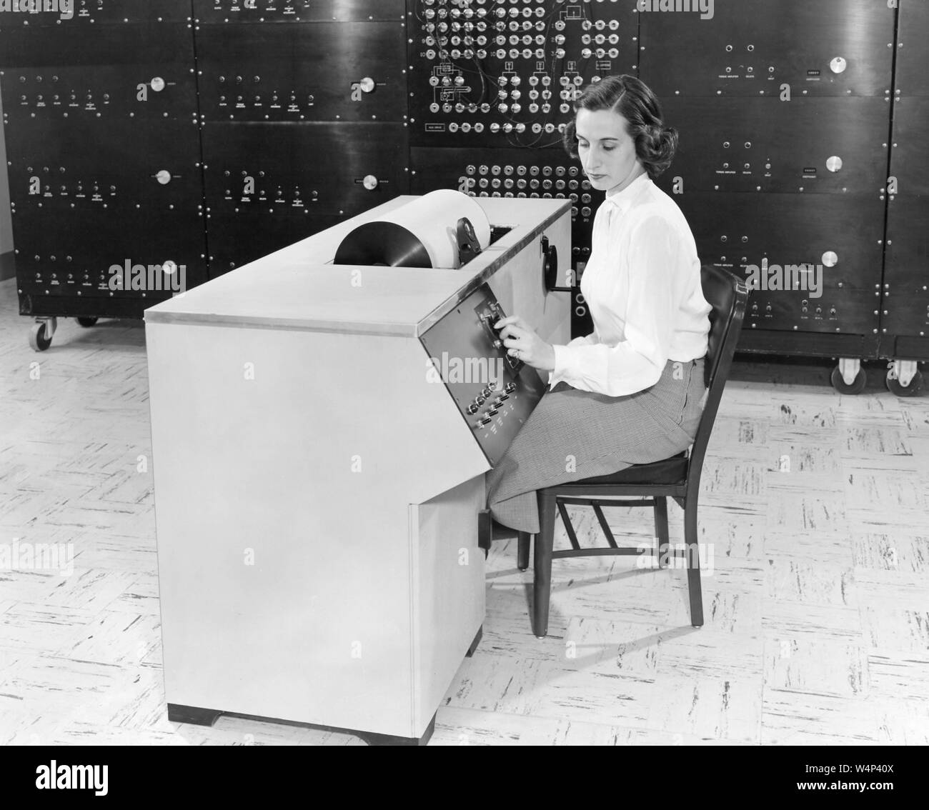 Die NASA-Techniker bereitet einen Bericht mit Differential Analyzer am Lewis Flug Propulsion Laboratory, Cleveland, Ohio, Juni 5, 1951. Mit freundlicher Genehmigung der Nationalen Luft- und Raumfahrtbehörde (NASA). () Stockfoto Die NASA-Techniker bereitet einen Bericht mit Differential Analyzer am Lewis Flug Propulsion Laboratory, Cleveland, Ohio, Juni 5, 1951. Mit freundlicher Genehmigung der Nationalen Luft- und Raumfahrtbehörde (NASA). () Stockfoto