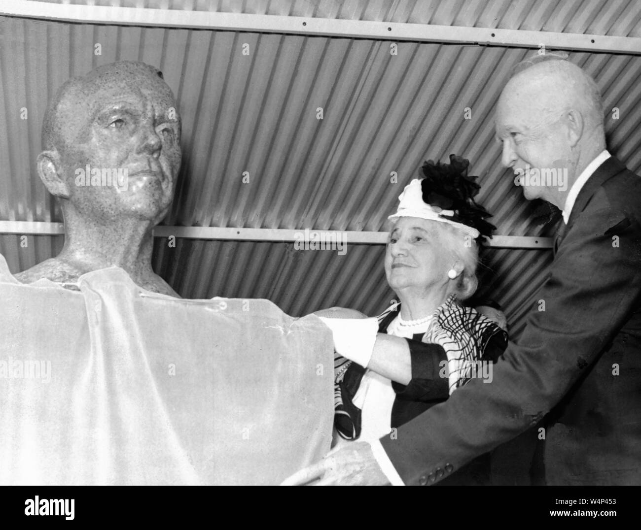 Präsident Dwight D. Eisenhower und Frau Lily Coles Marshall die bronzene Büste von General George C Marshall während der Einweihung des Marshall Space Flight Center (LINKS) in Huntsville, Alabama, 21. Oktober 1960 zu enthüllen. Mit freundlicher Genehmigung der Nationalen Luft- und Raumfahrtbehörde (NASA). () Stockfoto