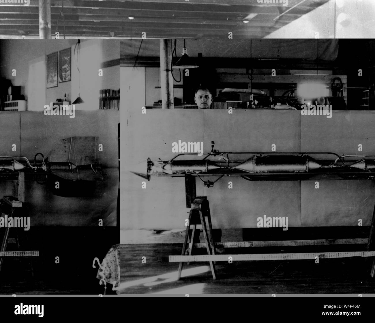 Maschinist Henry Sachs hinter Dr. Robert H Goddard Rakete in den ersten Flug Roswell, New Mexiko, 30. Dezember 1930 verwendet. Mit freundlicher Genehmigung der Nationalen Luft- und Raumfahrtbehörde (NASA). () Stockfoto