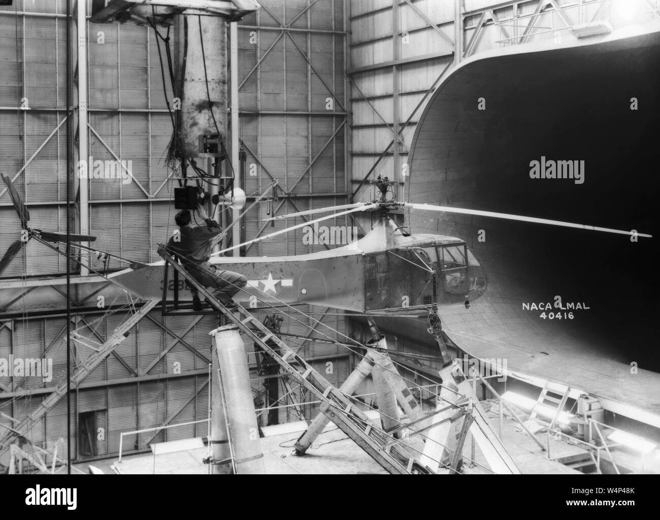 Die NASA-Techniker richtet die Kamera auf der Langley Sikorsky YR-4B/HNS-1 Hubschrauber in den 30 x 60 maßstäblichen Tunnel am Langley Research Center, Hampton, Virginia, 19. Oktober 1944. Mit freundlicher Genehmigung der Nationalen Luft- und Raumfahrtbehörde (NASA). () Stockfoto