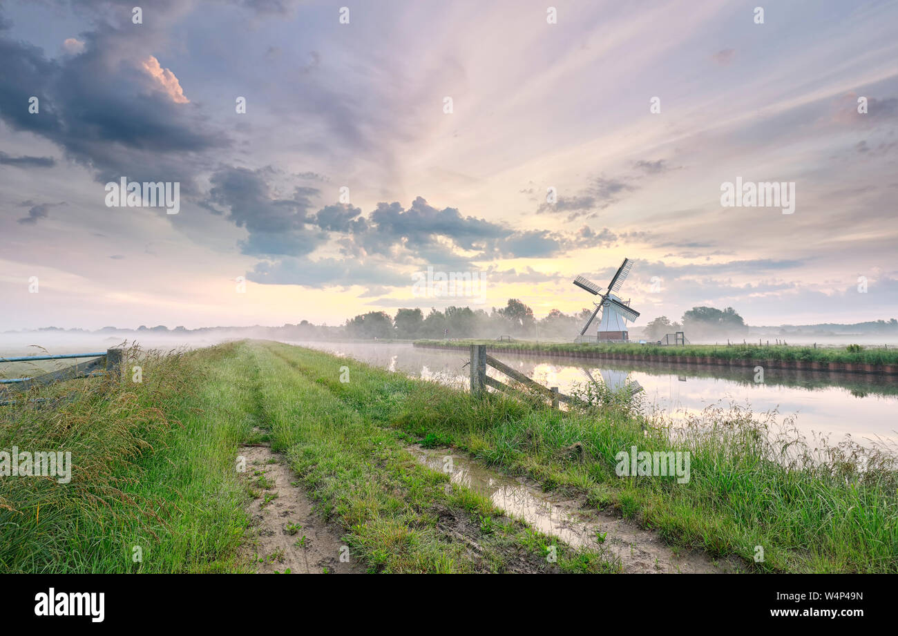 Schönen Morgen über charmante Mühle am Fluss, Holland Stockfoto