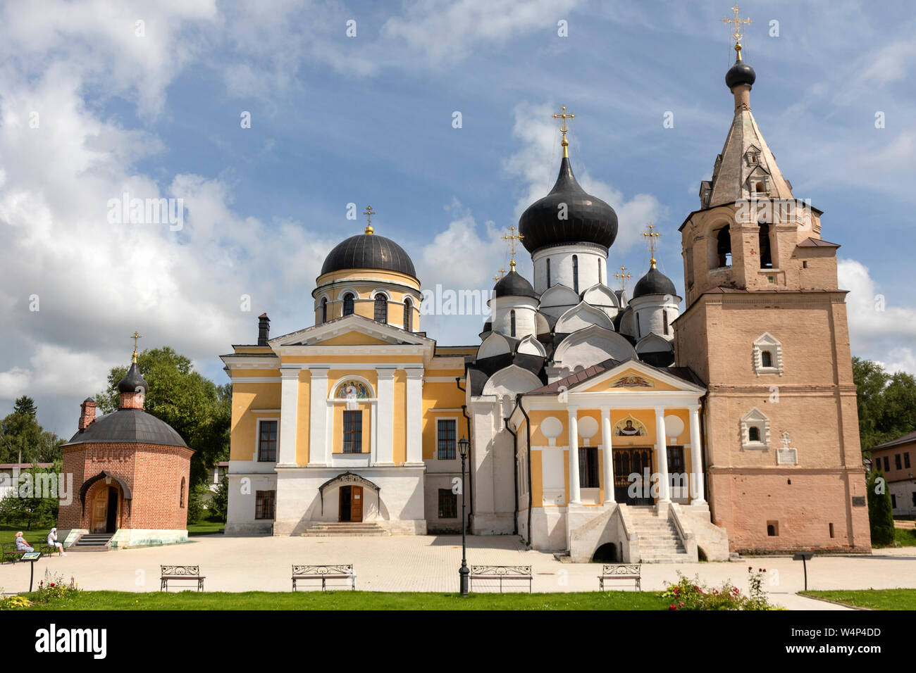 Blick auf die orthodoxen Kirchen in Staritsky Heilige Mariä-Entschlafen Kloster in Staritsa, Tverer Gebiet, Russland Stockfoto