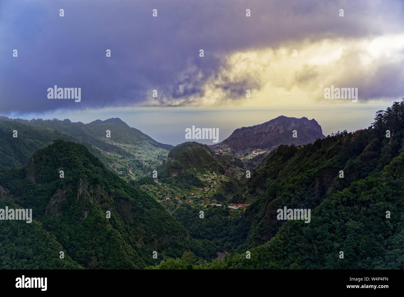 Luftbild vom Aussichtspunkt Balcoes am Grünen Hügel und Berge in Faial County. Portugiesische Insel Madeira Stockfoto