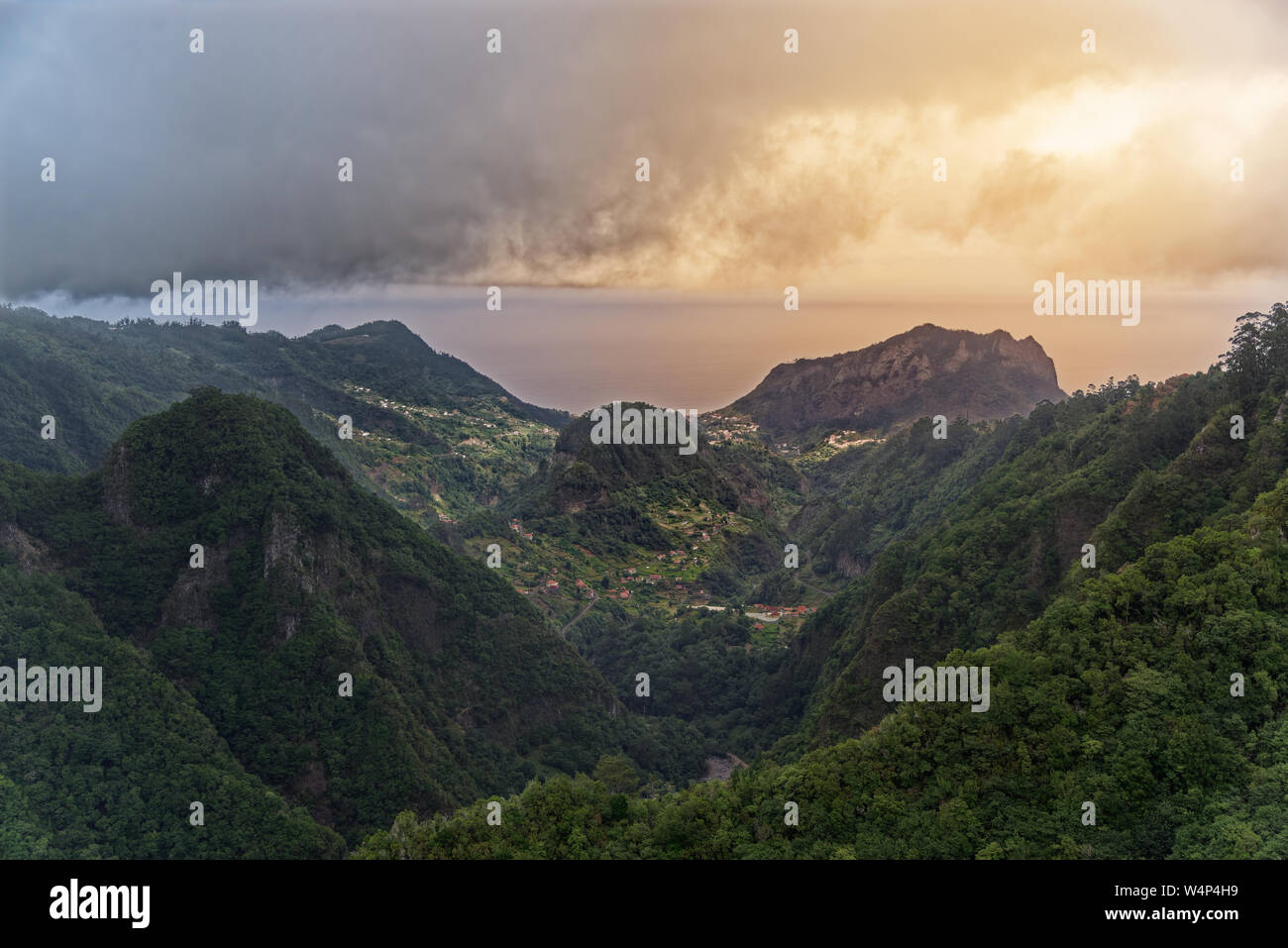 Luftaufnahme von Balcoes am Grünen Hügel und Berge in Faial County. Portugiesische Insel Madeira Stockfoto