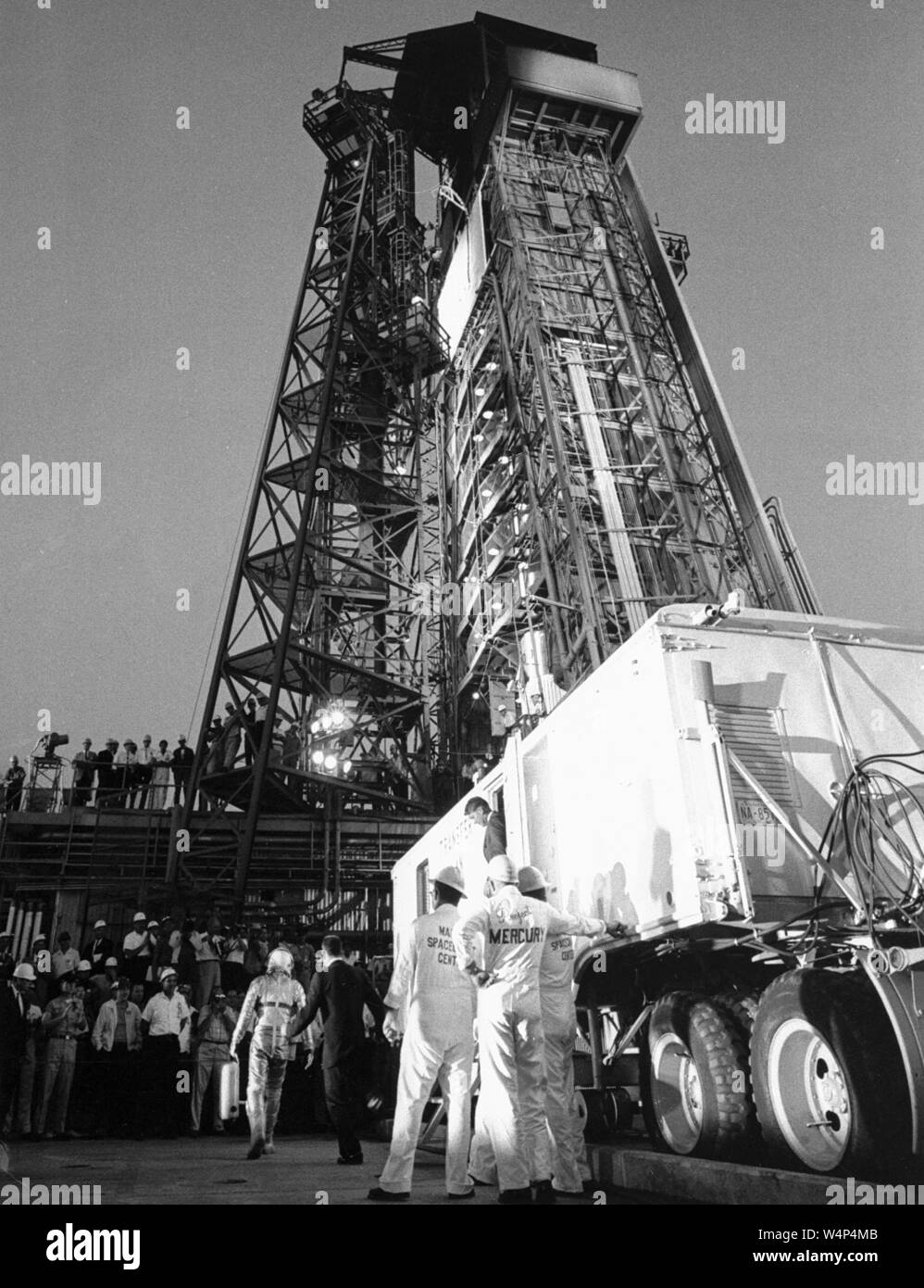 L Astronaut Gordon Cooper Jr fährt die Übertragung van in seinem silbernen Druck angepasst und mit Beifall von den Versammelten Pad 14 Mitarbeiter in Cape Canaveral, Florida, 15. Mai 1963 begrüßt. Mit freundlicher Genehmigung der Nationalen Luft- und Raumfahrtbehörde (NASA). () Stockfoto
