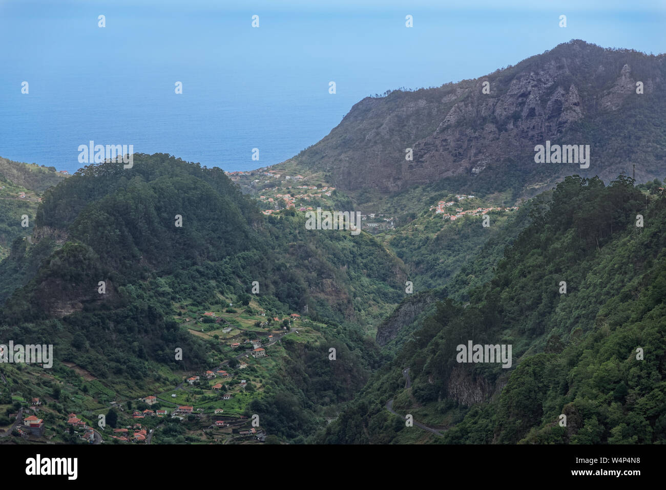 Luftaufnahme auf Hügeln in Faial County auf der portugiesischen Insel Madeira. Blick vom Aussichtspunkt Balcoes ich Ribeiro Frio Stockfoto