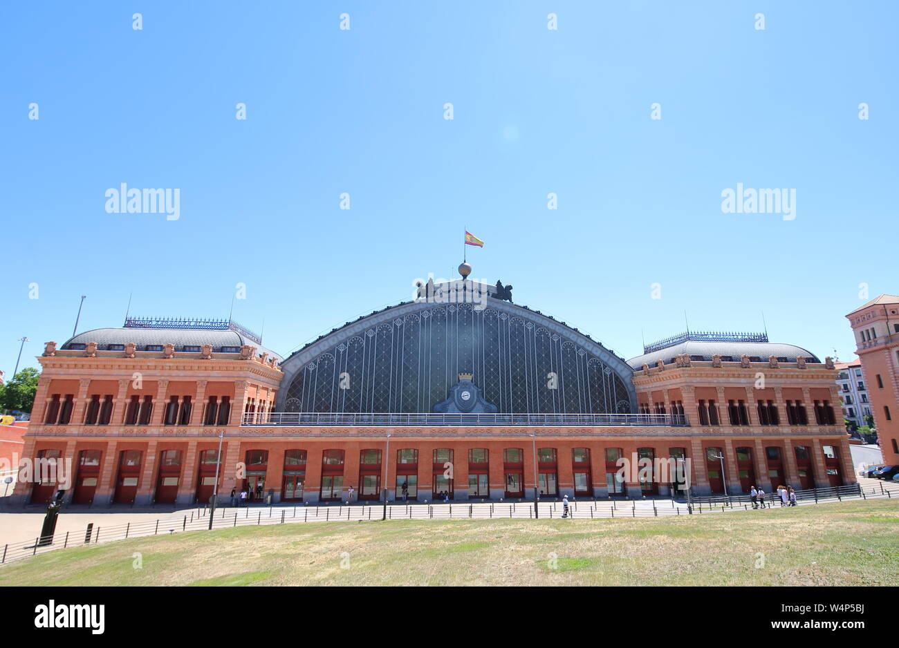 Die Menschen reisen am Bahnhof Atocha in Madrid, Spanien Stockfoto