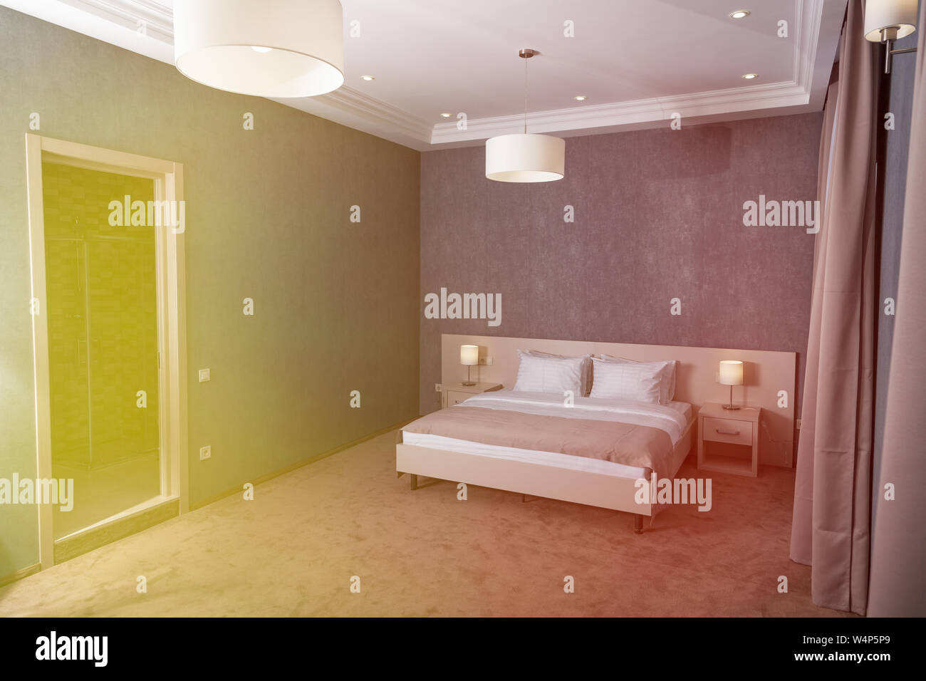 Komfortable Zimmer, mit TV, großer Spiegel, elegante Lampen. Stockfoto