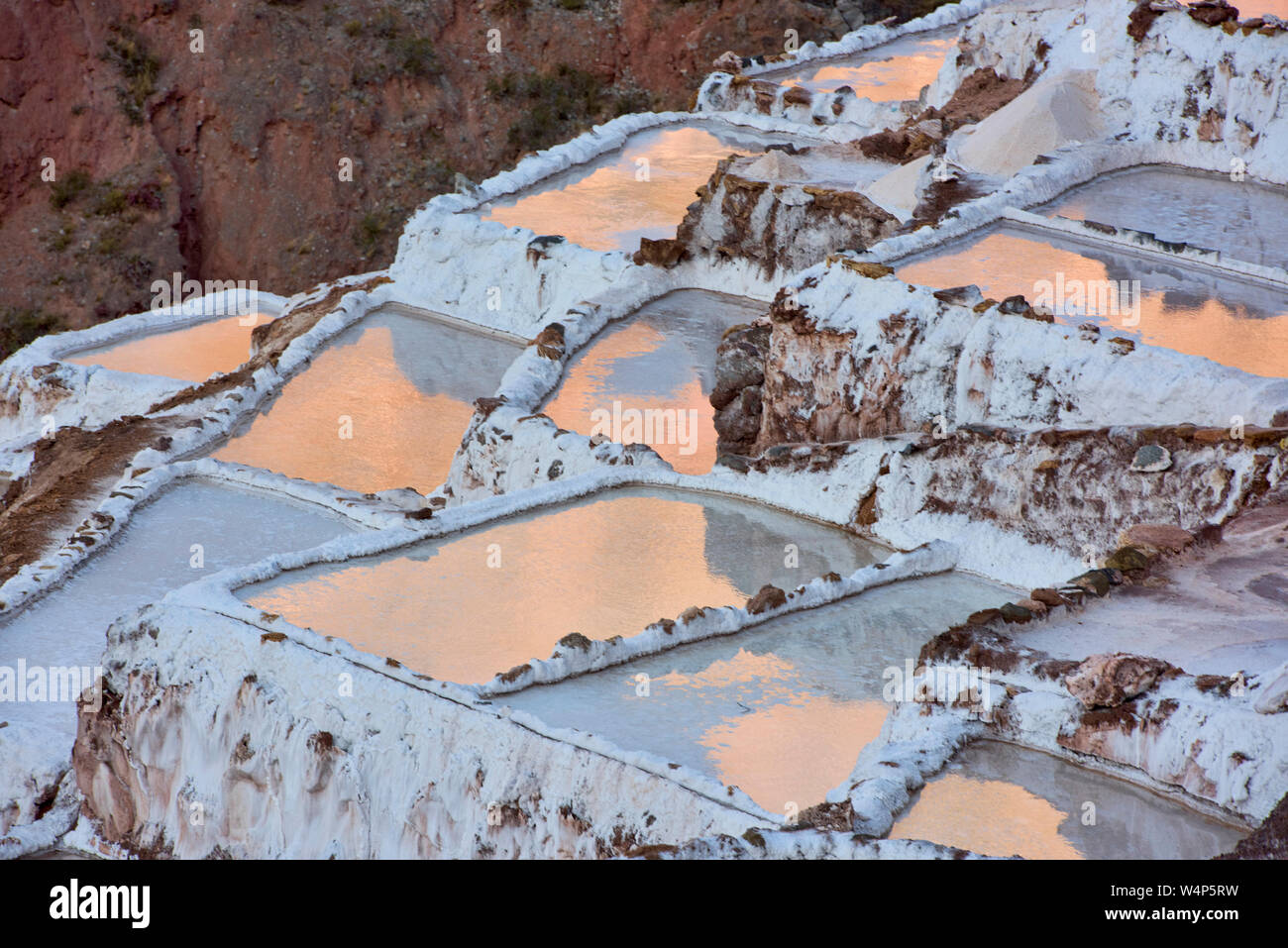 Sonnenuntergang Reflexionen über die Salinen von Maras, das Heilige Tal, Peru Stockfoto