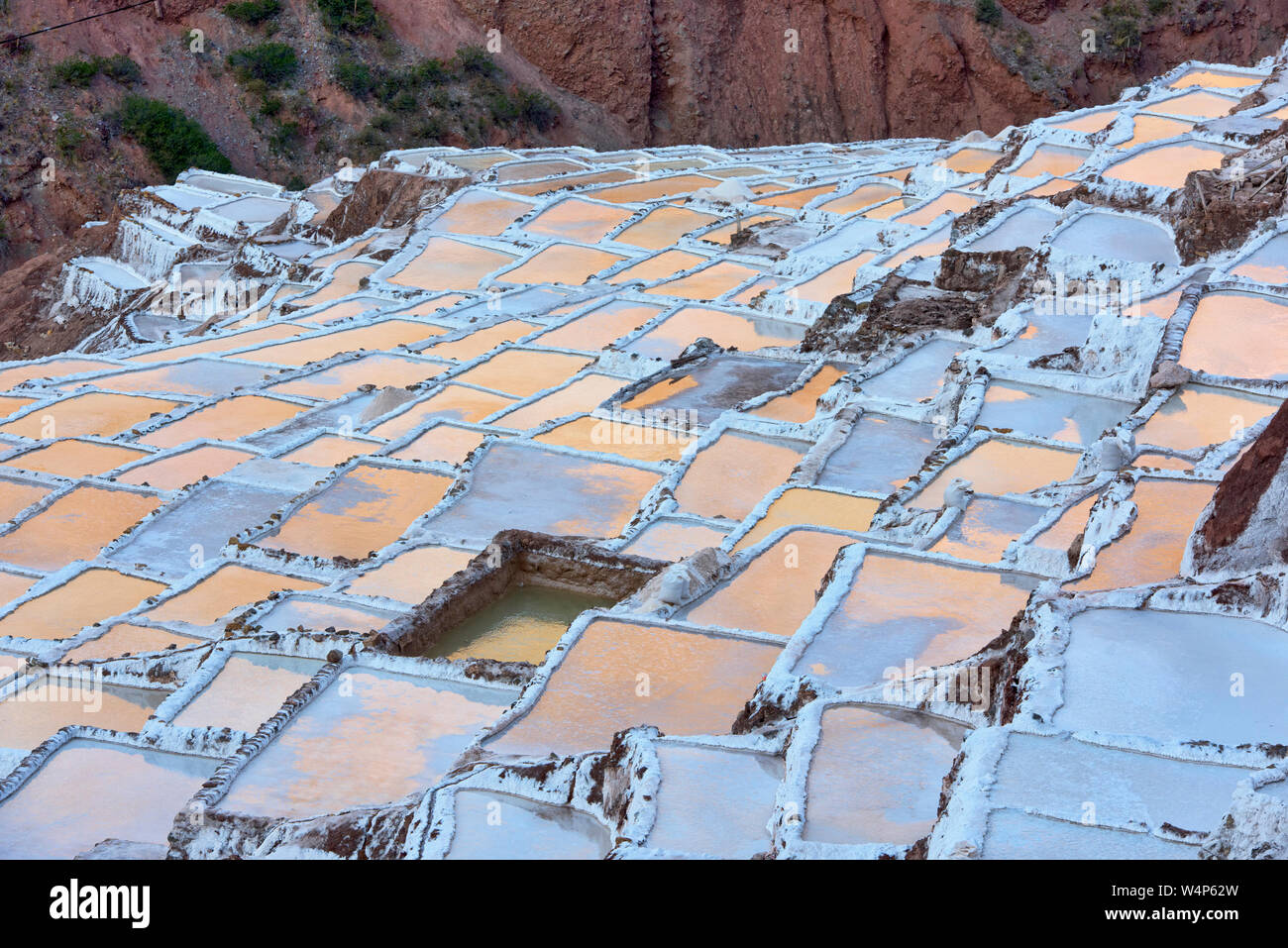 Sonnenuntergang Reflexionen über die Salinen von Maras, das Heilige Tal, Peru Stockfoto