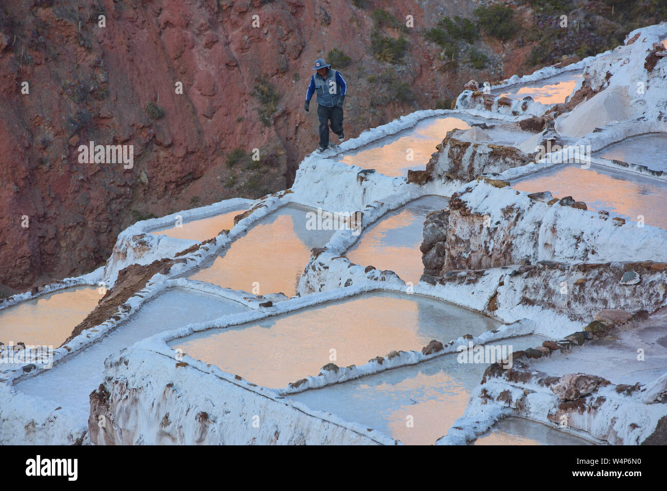 Arbeiter auf dem Maras Salinen bei Sonnenuntergang, das Heilige Tal, Peru Stockfoto