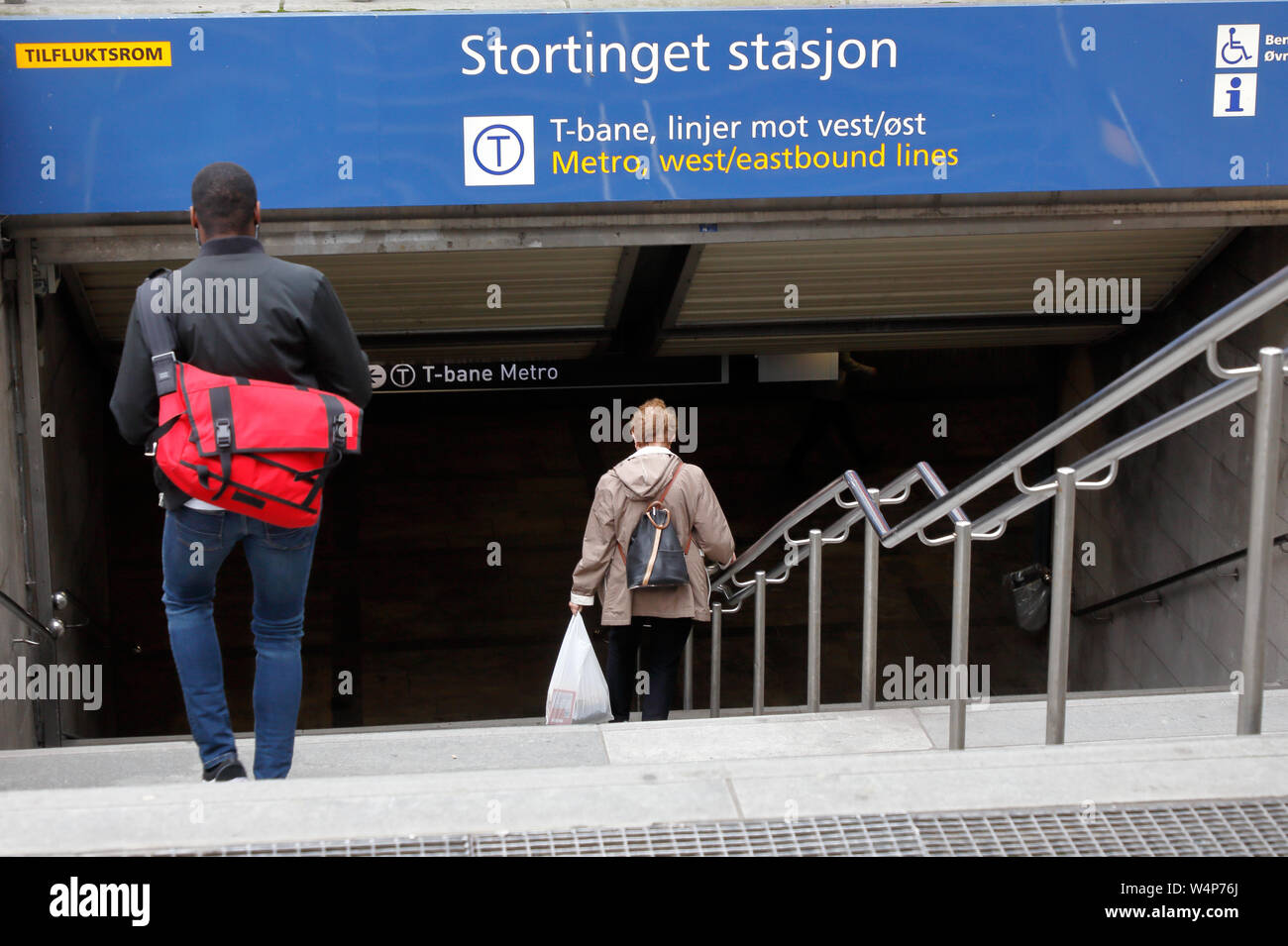 Oslo, Norwegen - 20. Juni 2019: Außenansicht der Eingang zur U-Bahn-Station Stortinget. Stockfoto