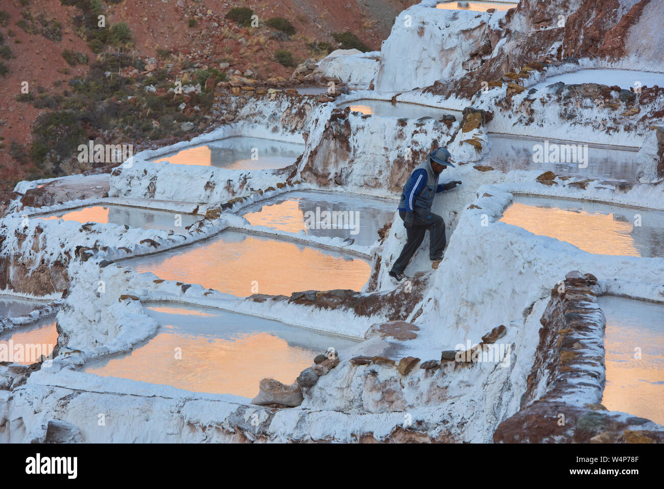 Arbeiter auf dem Maras Salinen bei Sonnenuntergang, das Heilige Tal, Peru Stockfoto