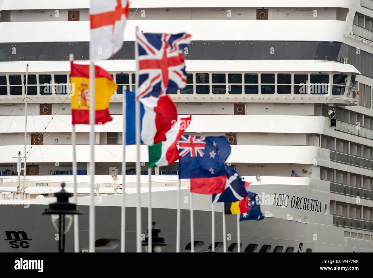 Internationale Flaggen und MSC Orchestra Kreuzfahrtschiff-Passagierschiff, das am Kreuzfahrtanleger Cobh, Cobh, Irland anlegt. Weltreise-Konzept BHZ Stockfoto