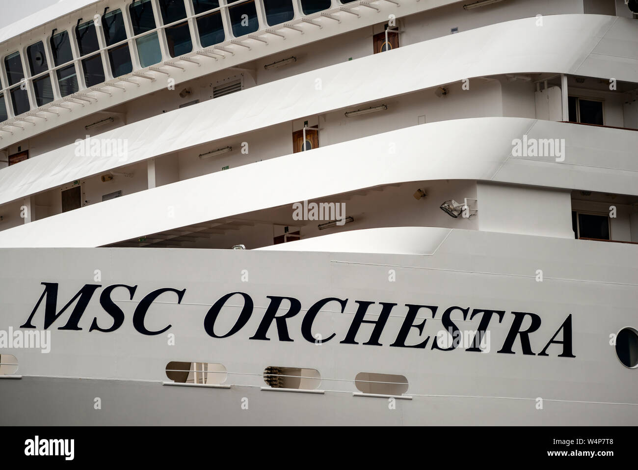 MSC Orchestra Kreuzfahrt Liner Nahaufnahme von Logo und Decks. Stockfoto