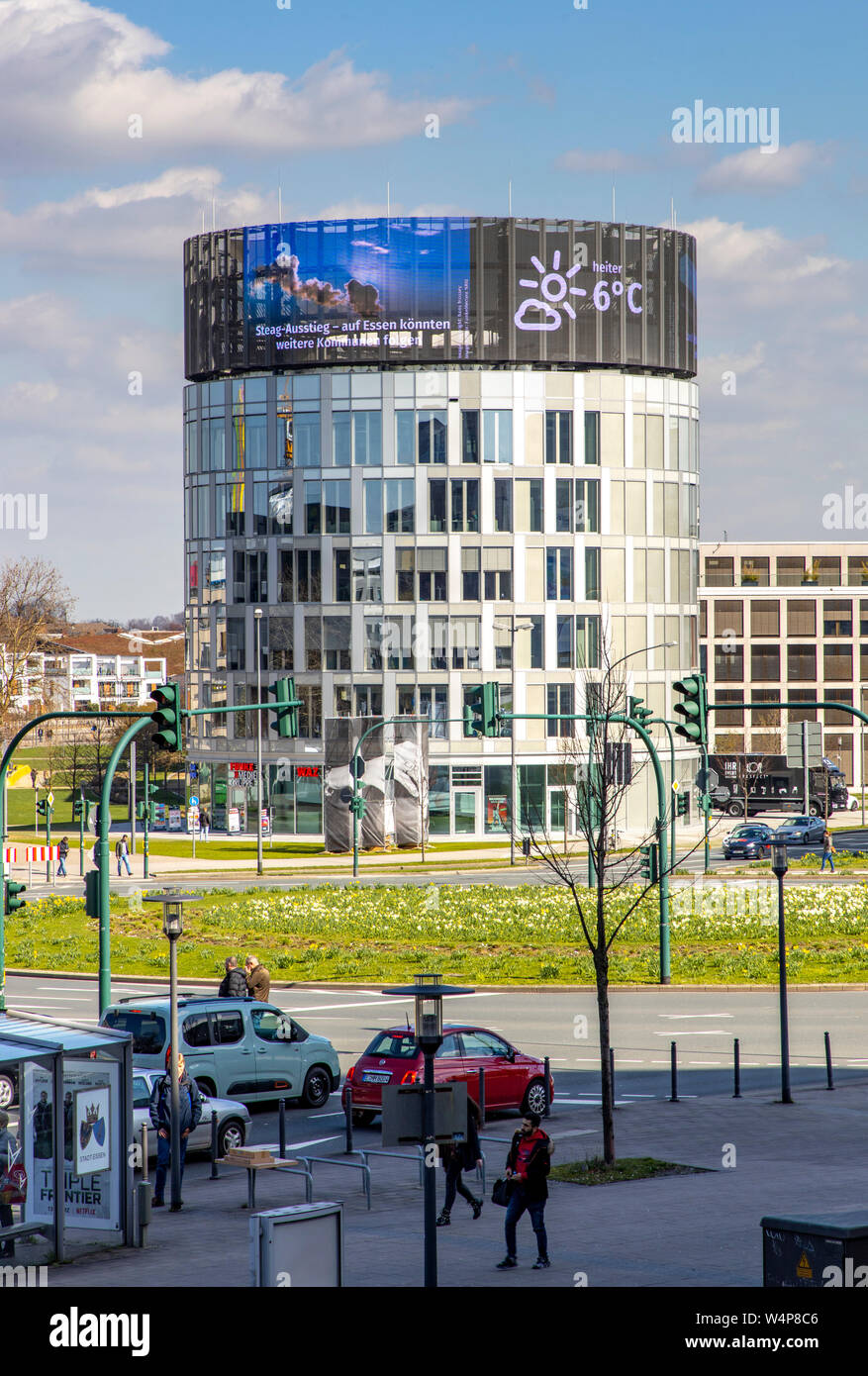 Die neue Unternehmenszentrale der Funke Media Group in Essen, Berliner Platz, rechts die Media Tower, Medienhaus 2, mit großen Video anzeige b Stockfoto