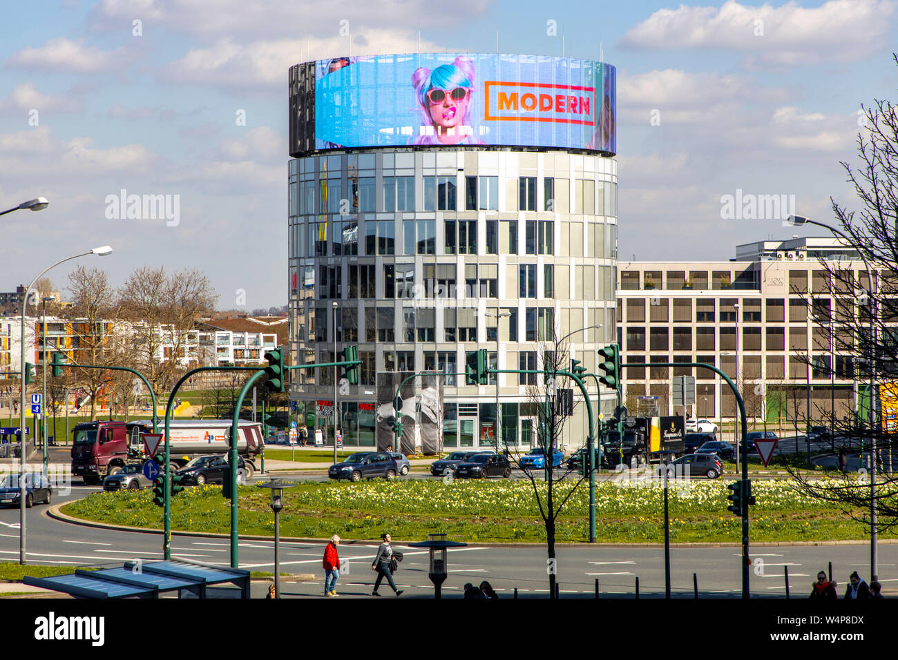 Die neue Unternehmenszentrale der Funke Media Group in Essen, Berliner Platz, rechts die Media Tower, Medienhaus 2, mit großen Video anzeige b Stockfoto