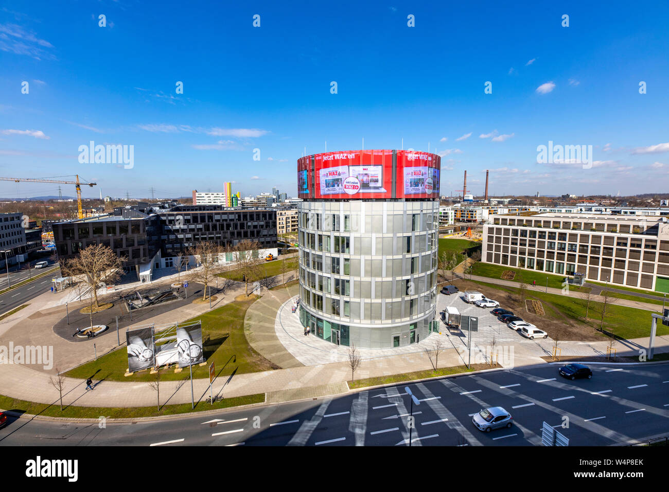 Die neue Unternehmenszentrale der Funke Media Group in Essen, Berliner Platz, rechts die Media Tower, Medienhaus 2, mit großen Video anzeige b Stockfoto